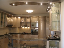 Кухня, изработена от МДФ с полиуретанова боя перла металик, плотът е технически камък.
